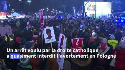 Le foulard vert, symbole du droit à l'IVG de l'Argentine... à la Pologne