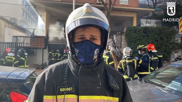 Una gran cantidad de enseres complica las labores de extinción en un bazar chino