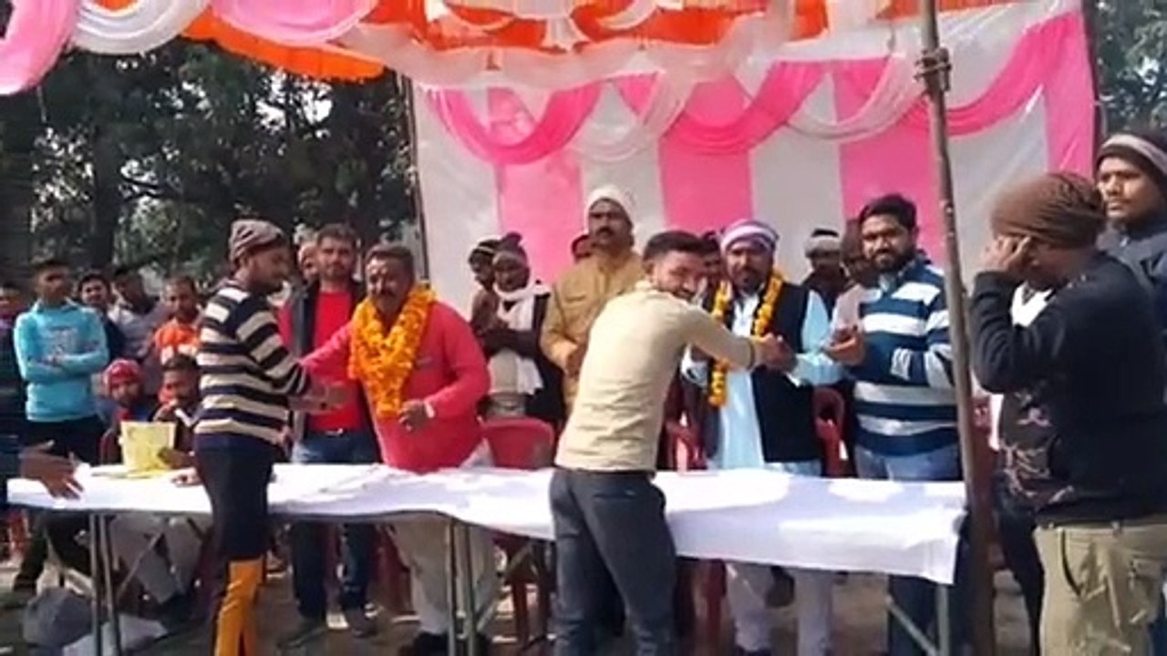 एकता क्रिकेट क्लब द्वारा आयोजित क्रिकेट टूर्नामेंट का दिनेश तिवारी ने फीता काटकर किया उद्घाटन