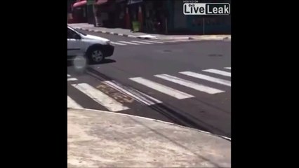 Ce motard a perdu quelque chose