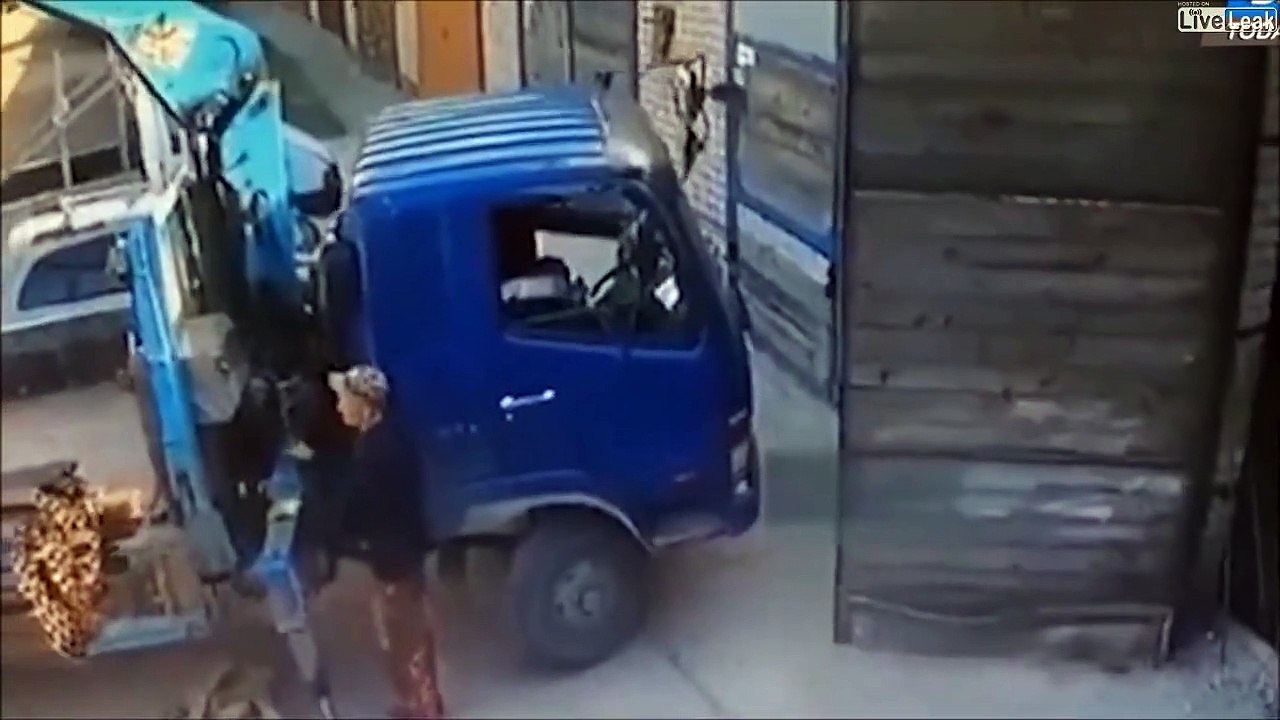 Il réussit à maintenir son camion en équilibre à la main... enfin presque