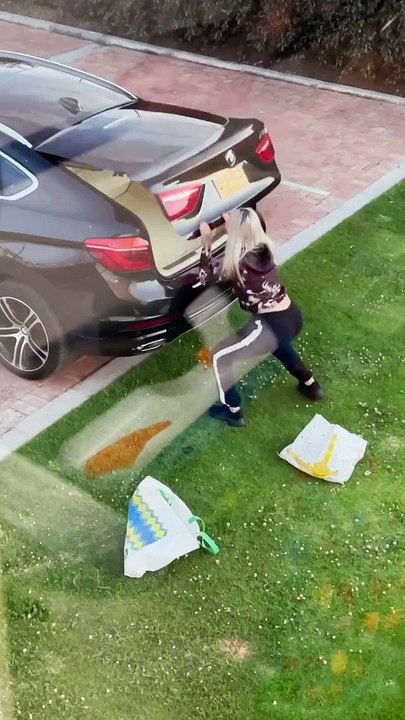 Il piège sa soeur avec le coffre de la voiture