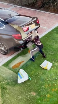 Il piège sa soeur avec le coffre de la voiture