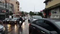 Carros se envolvem em colisão no cruzamento das Ruas São Paulo e Barão do Cerro Azul