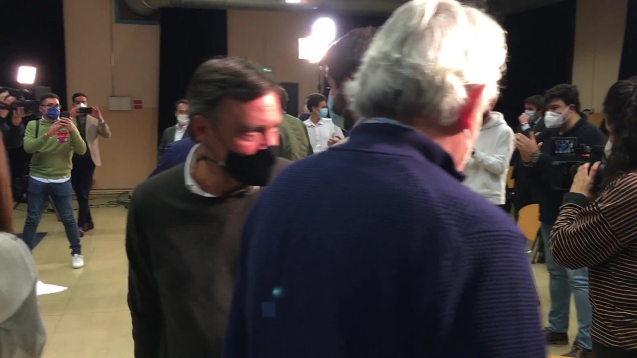 Alejandro Fernández llega a un acto de campaña