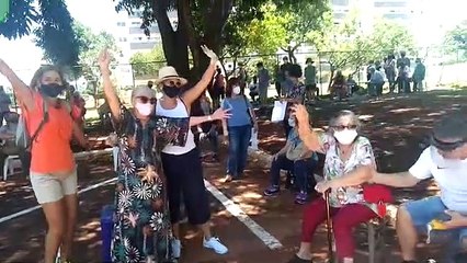 Família comemora vacinação de idosos no DF