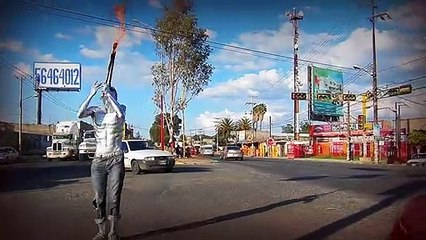 Persona talentosa en las calles, Artista callejero traga fuego y marabarista con mucho talento