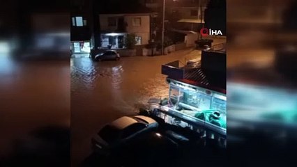 İzmir’de şiddetli sağanak sonrası yollar göle döndü