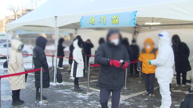 [더뉴스-더인터뷰] 신규 환자 사흘 연속 300명대...방역지표는 '경고등' / YTN