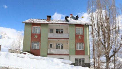 Yüksek binaların çatılarında 100 TL'ye kar temizliği