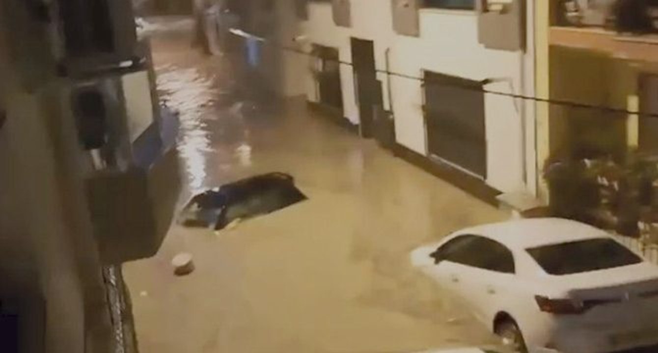 İzmir’i sel vurdu