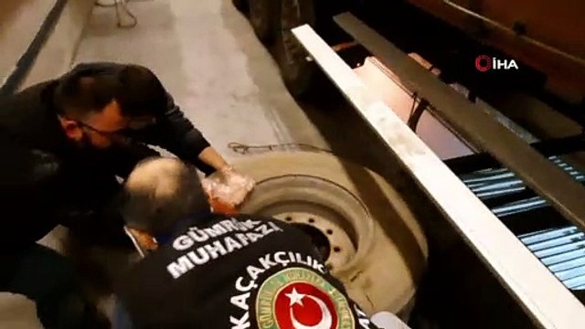 Sarp Sınır Kapısında kaçakçılık operasyonu: Stepne lastik içinde 176 kilogram kaçak bal ele geçirildi