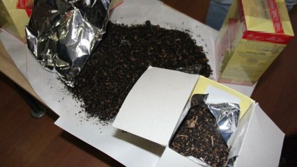 Çay paketinden hayvan gübresi çıktı