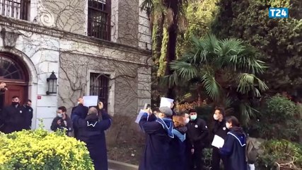 Boğaziçi Üniversitesi hocaları rektörlük önünde: "Melih Bulu istifa!"