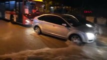 İzmir’i sel vurdu: Dereler taştı, araçlar sular altında kaldı