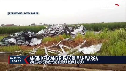 Warga Di Karawang Perbaiki Rumah Akibat Angin Kencang