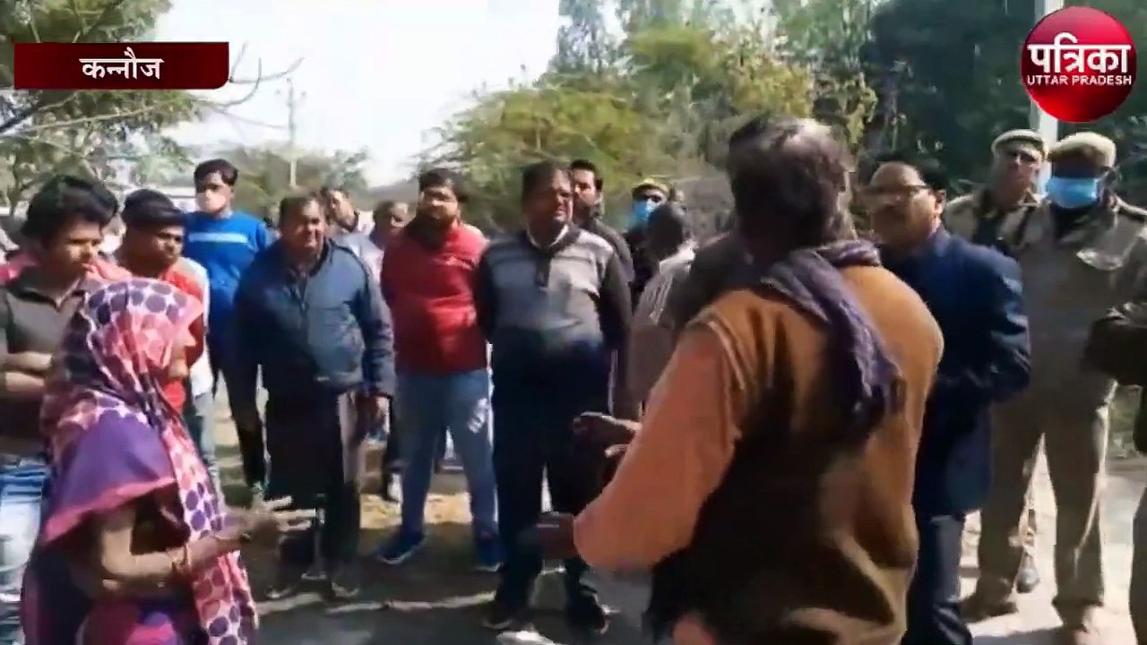 लखनऊ में लोक भवन के बाहर आत्मदाह के मामले में डीएम और एसपी पहुंचे युवक के गांव