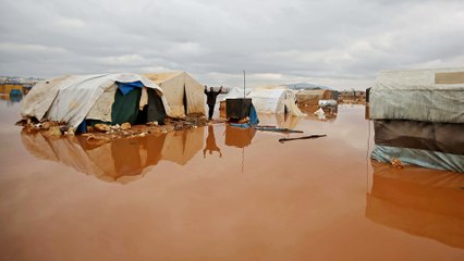 الأمطار تغرق خيام النازحين السوريين شمال غربي سوريا