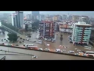 Yağmur yağdı İzmir böyle oldu