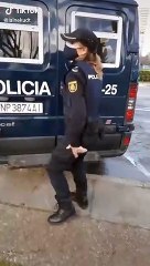 La Policía Nacional se apunta a los patéticos vídeos de Tik Tok