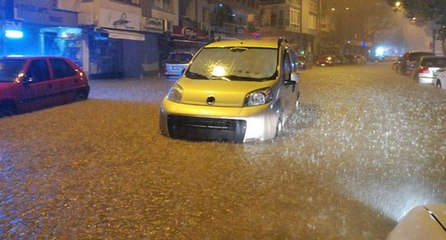 İzmir’i sel vurdu: Dereler taştı, araçlar sular altında kaldı