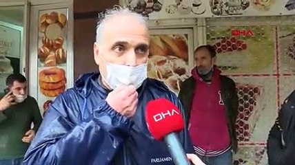 Esnaf su basan iş yerlerini temizleme çalışmalarına başladı