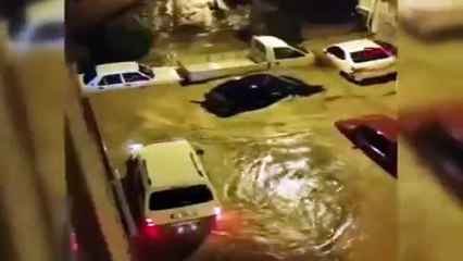 İzmir'de sel suları araçları böyle sürükledi