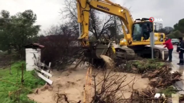 Aşırı yağışlar Akhisar’da köy yollarını kapattı araziler sular altında kaldı