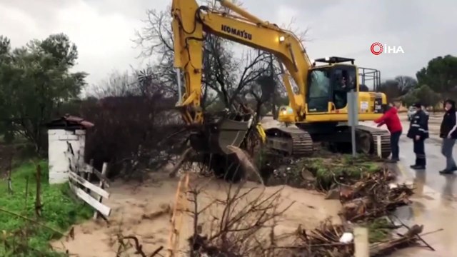 Aşırı Yağışlar Akhisar’da Köy Yollarını Kapattı Araziler Sular Altında Kaldı