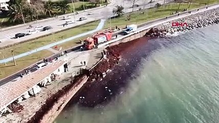 Caddebostan Sahili'ni kırmızıya bürüyen yosunlar temizleniyor