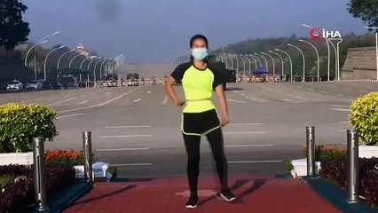 Myanmarlı kadın spor yaparken darbeyi kaydetti
