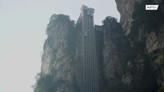 Na China, visitantes curtem o elevador externo mais alto do mundo