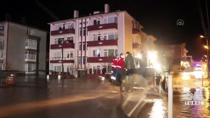 Evlerini su basan vatandaşlar kepçeyle kurtarıldı