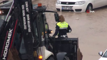 İzmir'de Araçlar Selde Mahsur Kaldı; Yardıma Polisler Koştu