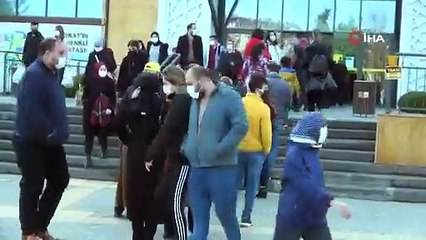 AVM'de uzun kuyruklar oluştu, sosyal mesafe unutuldu