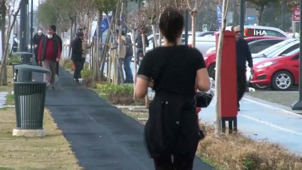 Antalya'da kadın tatilcilerin dev dalgalarla tehlikeli pozları