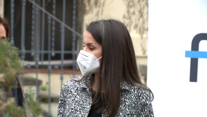 La reina Letizia presume de canas y causa sensación con un acertado look 'working' reciclado