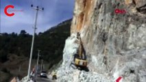 Dev kayanın düştüğü Antalya- Mersin karayolunda çalışmalar sürüyor