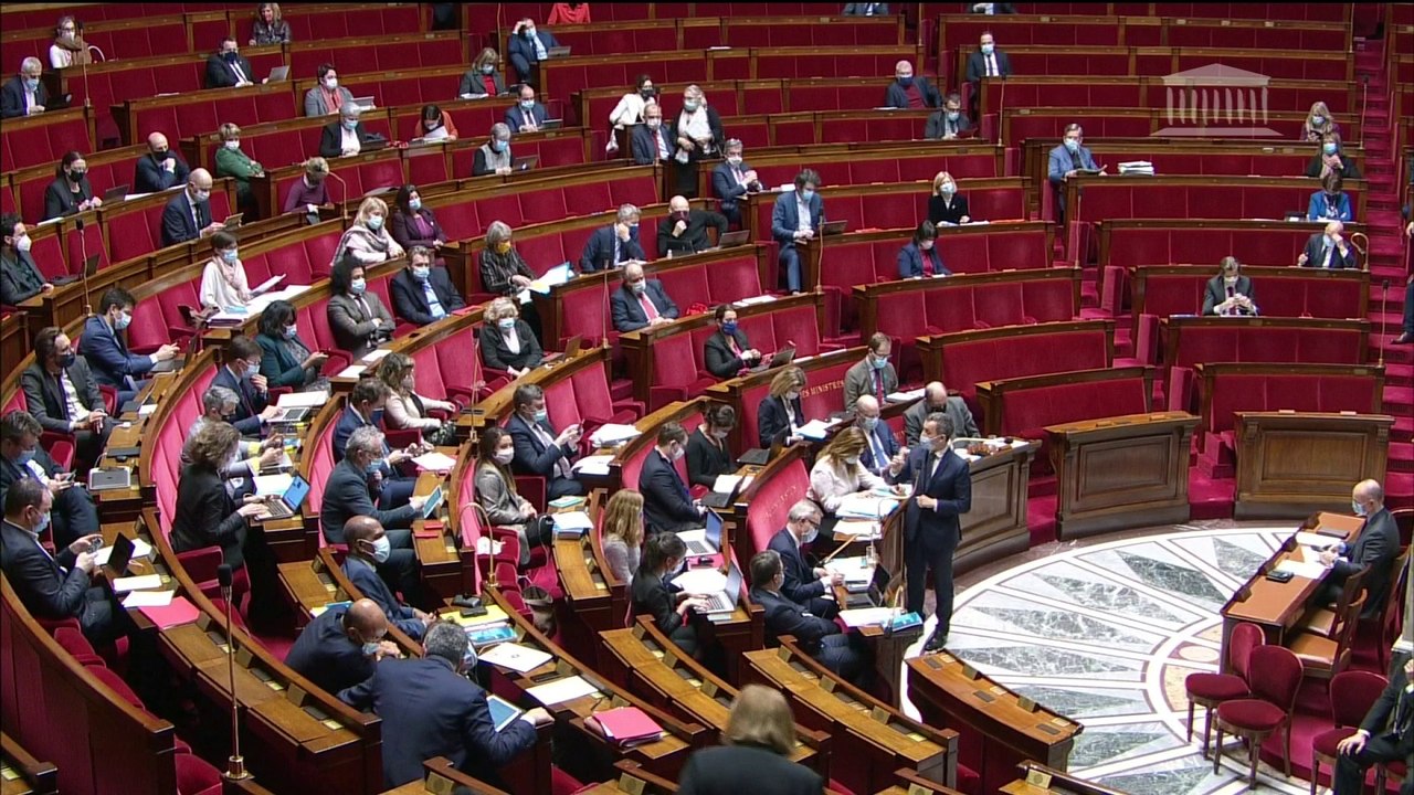 Interpellé par Jean-Luc Mélenchon sur "le lien entre une religion et des pratiques terroristes", Gérald Darmanin répond