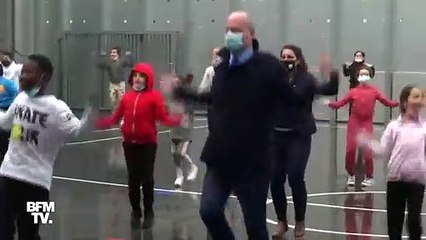 Jean-Michel Blanquer fait du sport avec des élèves