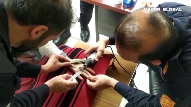 İtfaiye kadının parmağına sıkışan yüzüğü böyle çıkardı