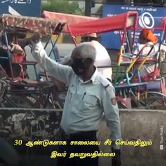 Meet 75-year-old Ganga Ram Who Has Been Managing Traffic For 30 Years In Delhi