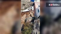 Amalfi, frana del costone sulla statale: si scava sotto le macerie