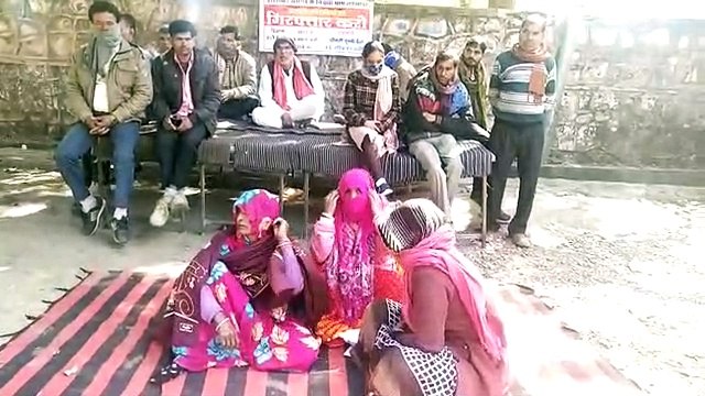 न्याय के लिए धरने पर बैठा पीडि़त परिवार