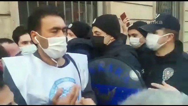 İşten çıkarılan PTT emekçisinden eyleme izin vermeyen polise: Ben babayım baba