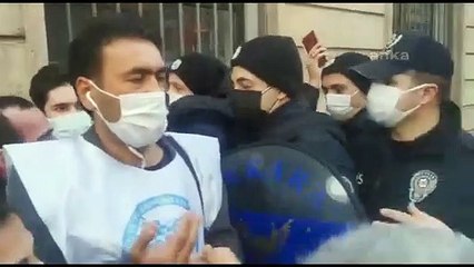 İşten çıkarılan PTT emekçisinden eyleme izin vermeyen polise: "Ben babayım baba"