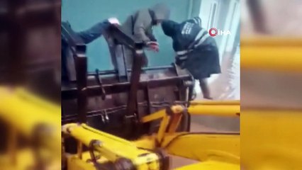 Sağlık çalışanı hastaya müdahale etmek için beline kadar suya girdi