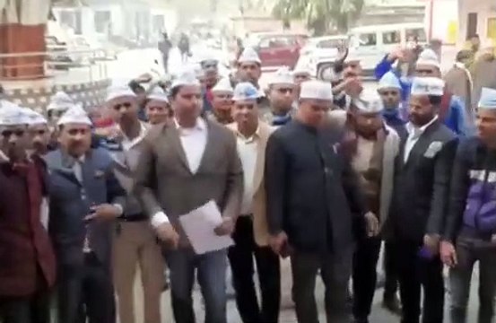 आम आदमी पार्टी के कार्यकर्ताओं ने जन समस्याओं को लेकर कलेक्ट्रेट में प्रदर्शन किया