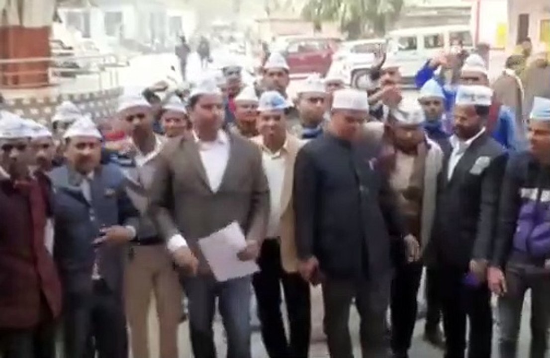 आम आदमी पार्टी के कार्यकर्ताओं ने जन समस्याओं को लेकर कलेक्ट्रेट में प्रदर्शन किया