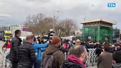 Kadıköy'de Boğaziçi Üniversitesi öğrencilerine destek için toplanan gruba polis müdahalesi